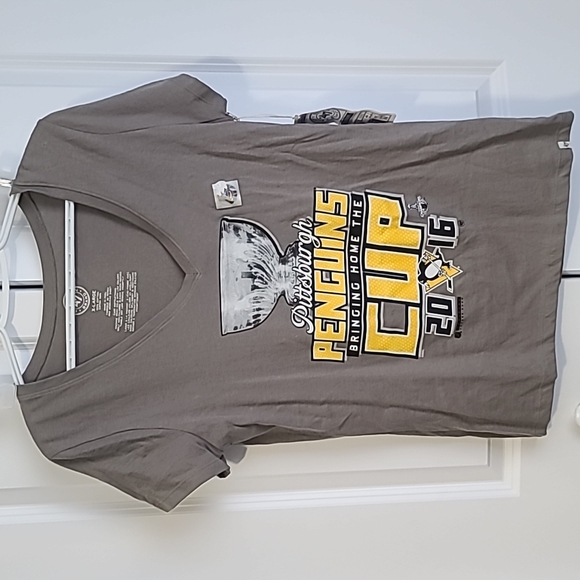 Ladies Pittsburgh Penguins 2016 Stanley Cup v-neck shirt - Picture 1 of 3
